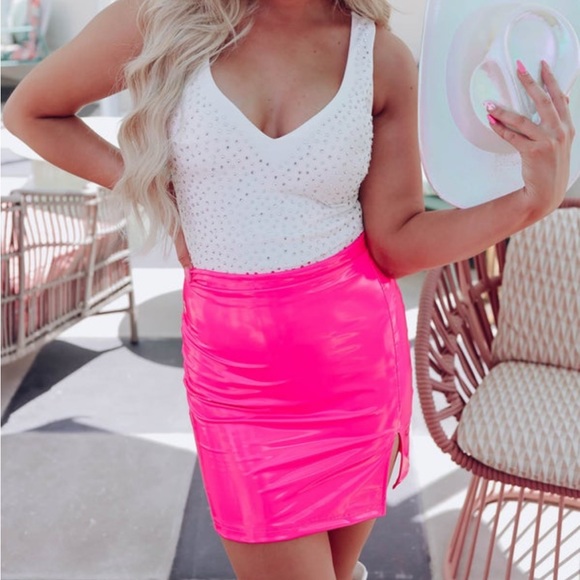 SOLD! 💗HP💗 Trendy Neon Hot Pink PU faux patent leather slit Mini Skirt Sz S - Picture 4 of 7